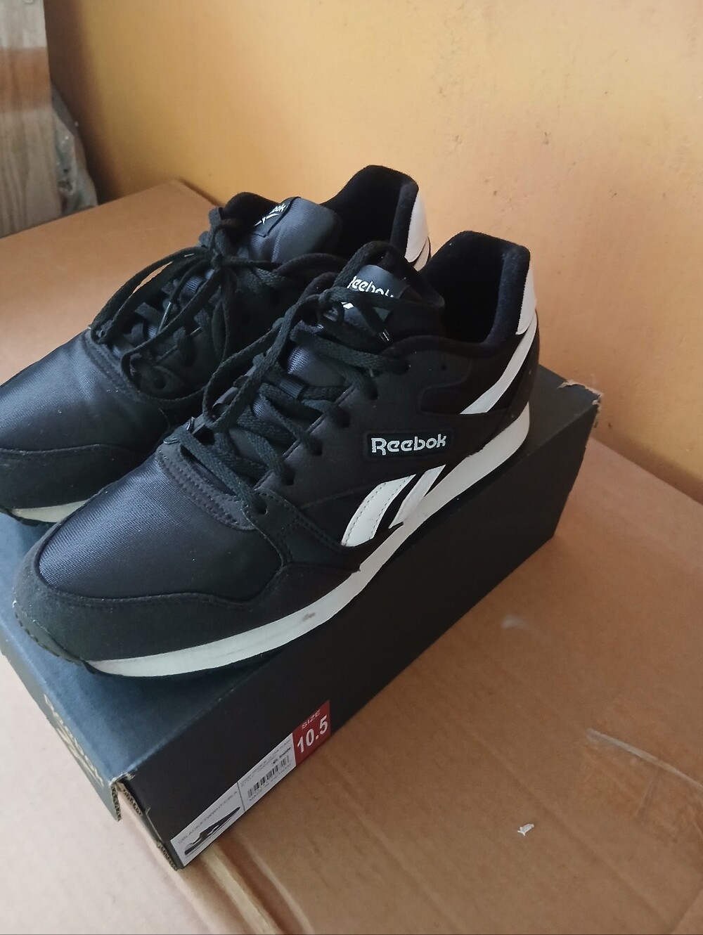 Reebok Men's Classic Black & White Sneakers Stye Ultra Flash #100032921